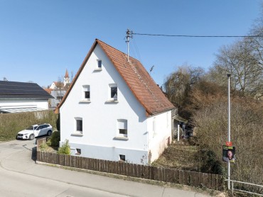 STARKES ENTWICKLUNGSPOTENTIAL EFH mit genehmigter Neubauoption (4 WE) STARKES ENTWICKLUNGSPOTENTIAL EFH mit genehmigter Neubauoption (4 WE)